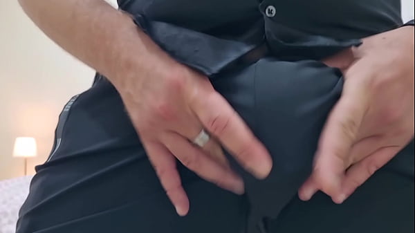 ASSOLO | SBORRATA – STRAPPA GLI SLIP SEXY E SEGA VELOCEMENTE IL SUO GROSSO CAZZO SPUTANDOCI SOPRA PARLANDO SPORCO CON GEMITI E SCHIAFFEGGIA IL SUO CULO (UN CARICO DI SPERMA IN PRIMO PIANO DA INGOIARE)